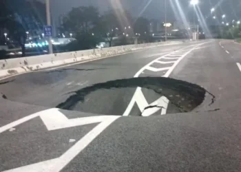 Cratera na marginal Tietê, em São Paulo, reabre um mês depois