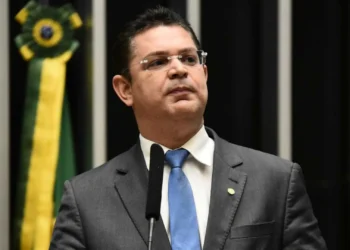 Líder do PL na Câmara alega imunidade parlamentar para não responder a Dino