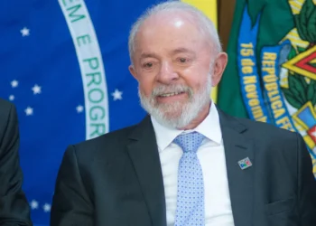 Lula caminha para 2026 ancorado em base com políticos que torcem por Tarcísio candidato
