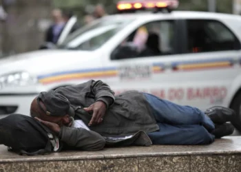 Pobreza cai em 2024, mas em ritmo menor devido à restrição fiscal, diz Banco Mundial