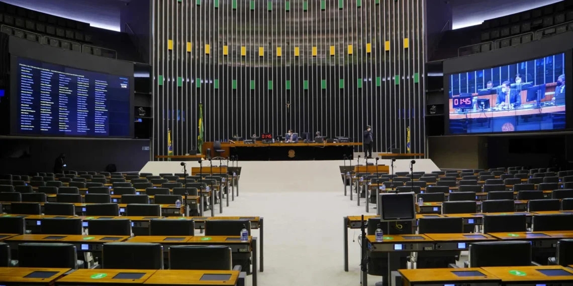 Projeto que aumenta número de deputados para 531 tem urgência aprovada