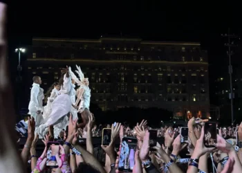 Saída do show de Lady Gaga em Copacabana teve tumulto e superlotação no metrô