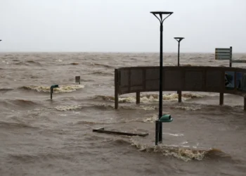Temporais causam alagamentos, bloqueio de estrada e destelhamentos no RS