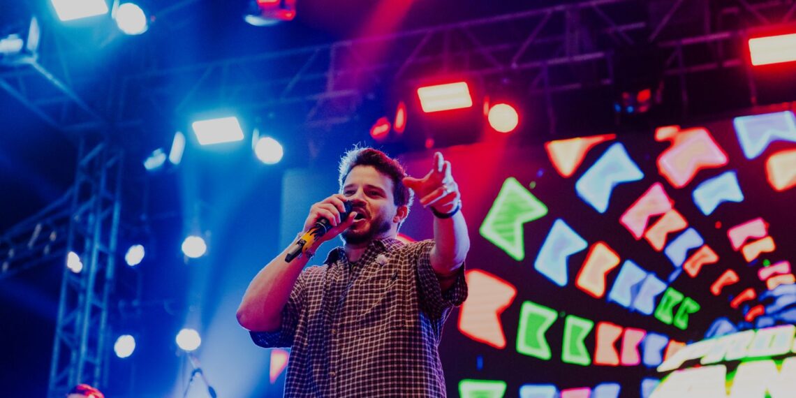 Matheus Fernandes agita o público no São João de Paripe e declara: “maior São João do Brasil”