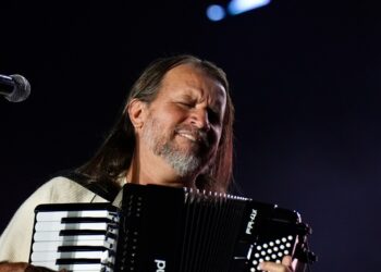 Forró romântico de Dorgival Dantas abre última noite do São João no Parque de Exposições de Salvador