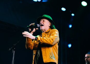 Alceu Valença emociona público no Largo do Pelourinho, com show lotado