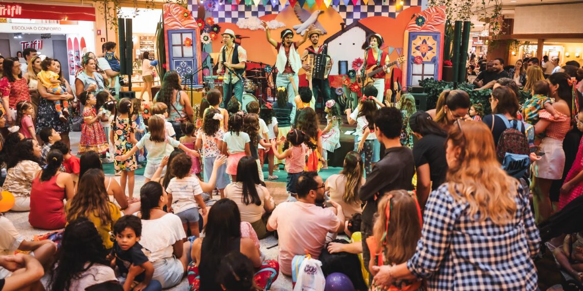 Shopping Barra celebra o amor com experiências encantadoras e show da banda Flor Serena
