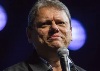 Tarcísio sanciona lei que autoriza prefeituras a decidirem sobre veto ou liberação de mototáxi