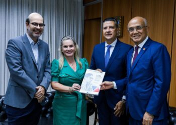 Ivana Bastos emociona-se com homenagem a Anísio Teixeira