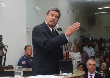Após críticas em Feira, Colbert assume cargo em Salvador