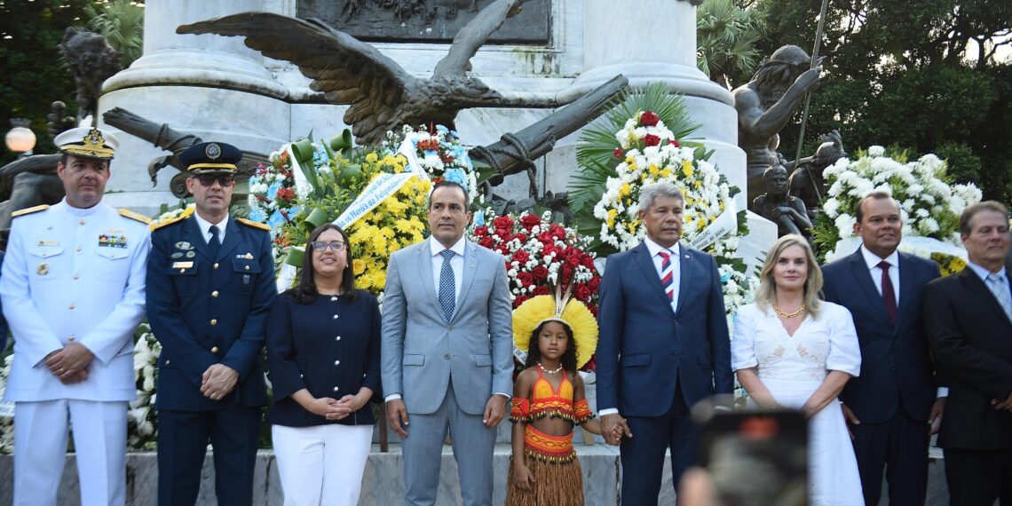 Fogo Simbólico encerra celebração do 2 de Julho em Salvador