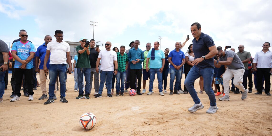 Prefeitura entrega campo novo em Valéria no Dia do Futebol