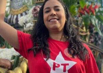 Ana Carolina assume PT em Salvador com apoio de Wagner