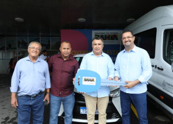 Osni Cardoso fortalece saúde com entrega de veículos