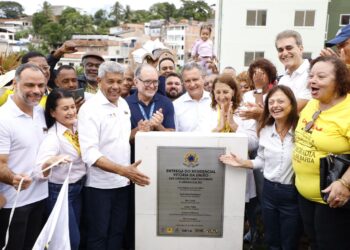 Jerônimo e Rui entregam moradias do MCMV em Salvador