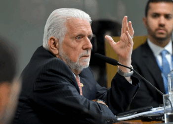 Wagner diz que Eduardo Bolsonaro traiu o Brasil com Trump