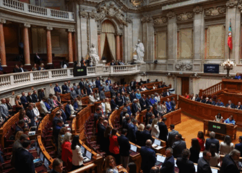 Portugal aprova lei anti-imigração que atinge brasileiros