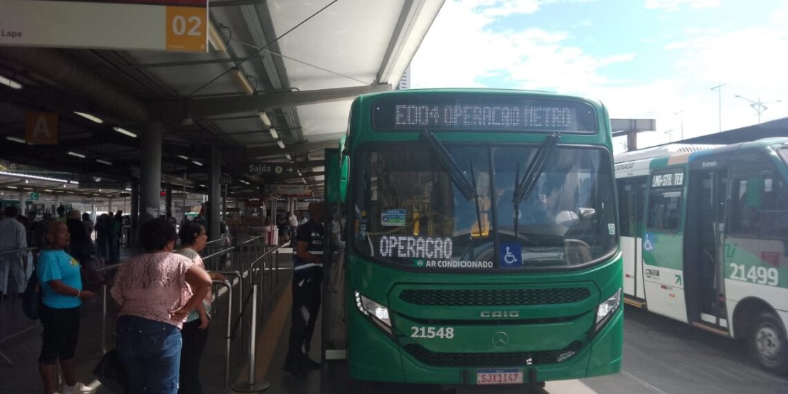 Nova linha de ônibus começa a operar em Salvador após fechamento do metrô