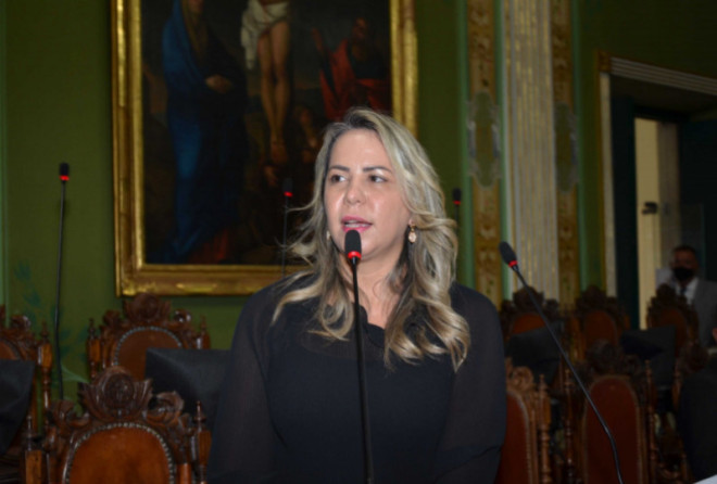 Débora Santana pede licença da Câmara após prisão do filho