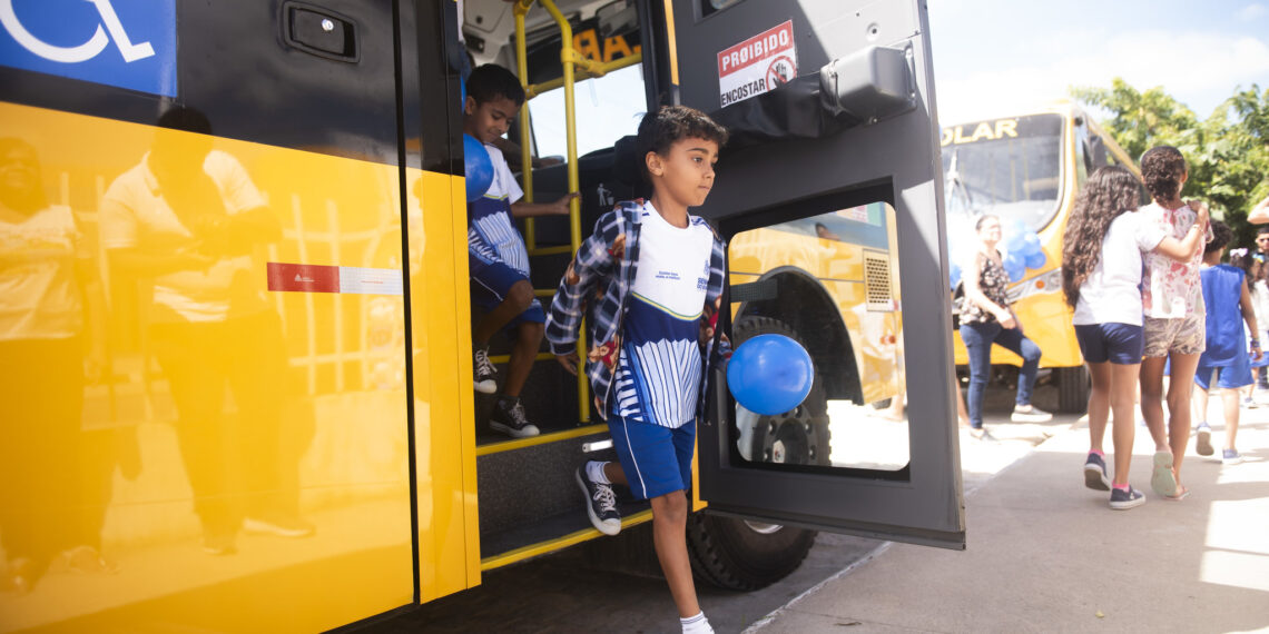Educação em Bonfim ganha ônibus e novas salas de aula