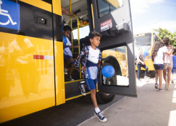 Educação em Bonfim ganha ônibus e novas salas de aula