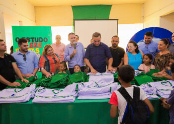 Prefeitura inicia entrega de uniformes a alunos de Casa Nova
