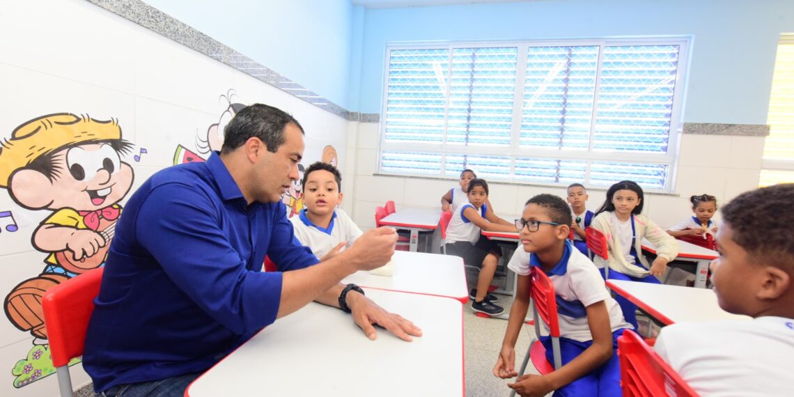 Escola com piscina semiolímpica é inaugurada em Salvador