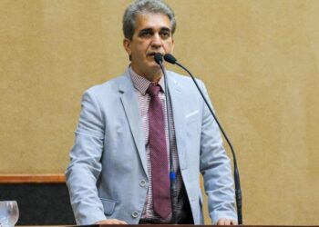 Em moção, Robinson declara Trump ‘persona non grata’