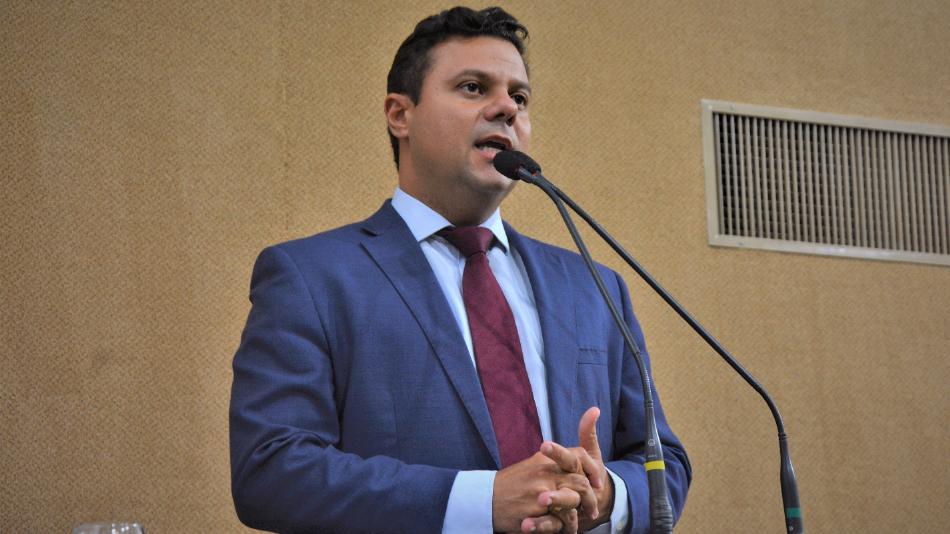 Deputado solicita tratores para produtores de Barra