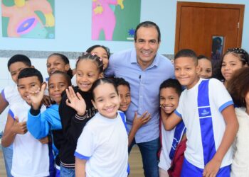Prefeitura inaugura escola com piscina e laboratório em Sussuarana