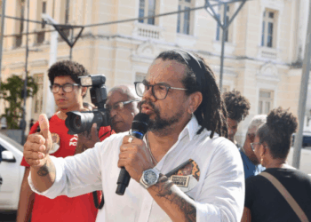 Kleber Rosa faz ato na Câmara em defesa de Hamilton Assis