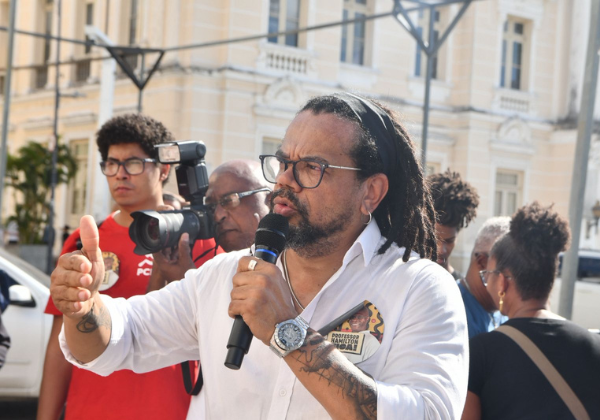 Kleber Rosa faz ato na Câmara em defesa de Hamilton Assis