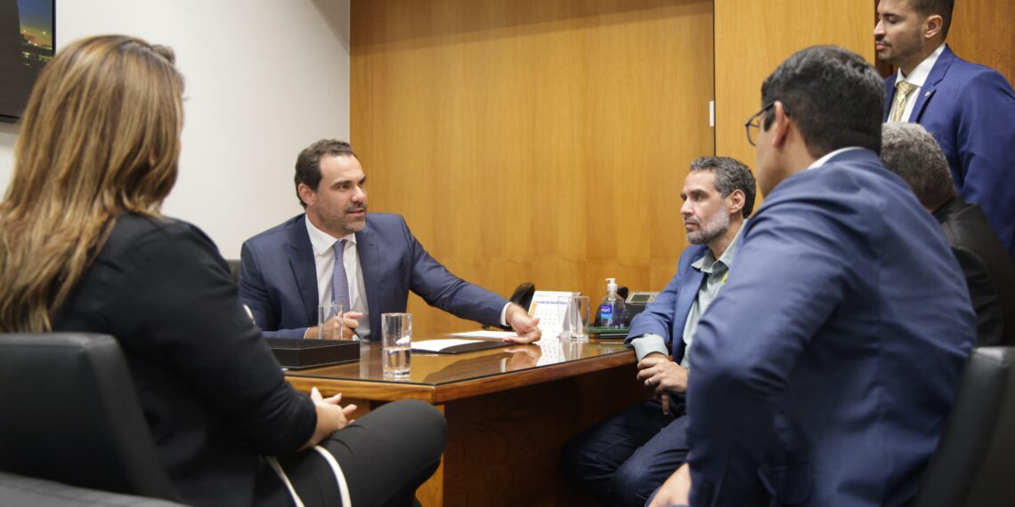 Deputado Adolfo Viana destina R$ 3 mi à saúde de Casa Nova