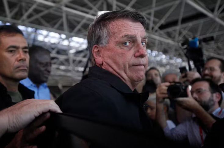 Bolsonaro tem até hoje para explicar ao STF risco de fuga