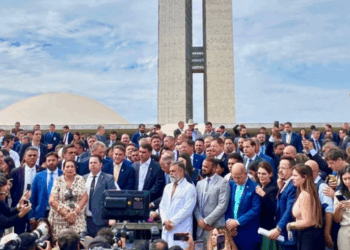 Bolsonaristas protestam no Congresso contra Moraes
