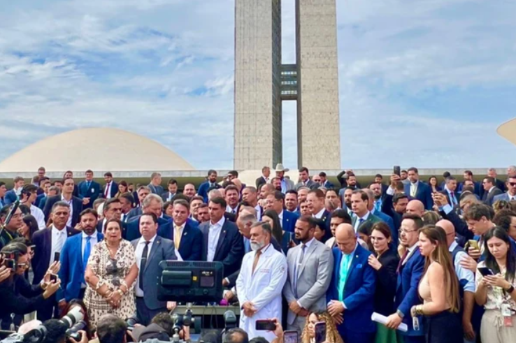 Bolsonaristas protestam no Congresso contra Moraes