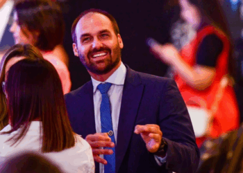 Eduardo Bolsonaro volta a receber R$ 17 mil de salário; gabinete ganha R$ 123 mil
