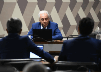 Otto rebate bolsonaristas e mantém agenda no Senado