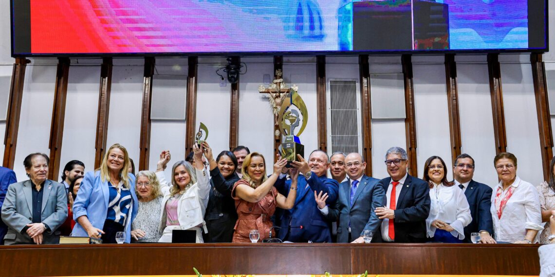 Ivana Bastos reforça papel transformador da mulher no poder