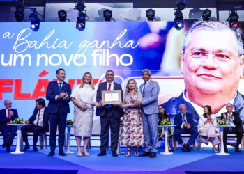 Flávio Dino recebe cidadania baiana; Ivana Bastos fala em democracia