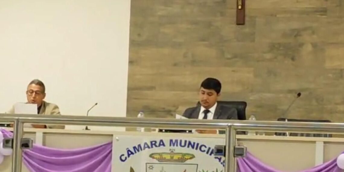 Tanque Novo: vereador cassado preside sessão na Câmara