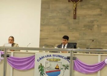 Tanque Novo: vereador cassado preside sessão na Câmara