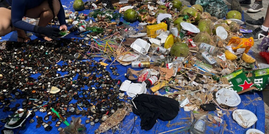 Ação de limpeza no Porto da Barra retira 180 kg de lixo do mar