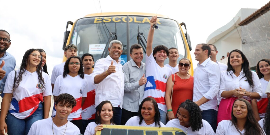 Em agenda regional, governador assina pacote de obras em Adustina