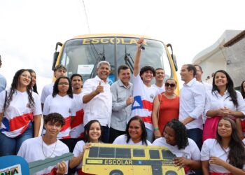 Em agenda regional, governador assina pacote de obras em Adustina