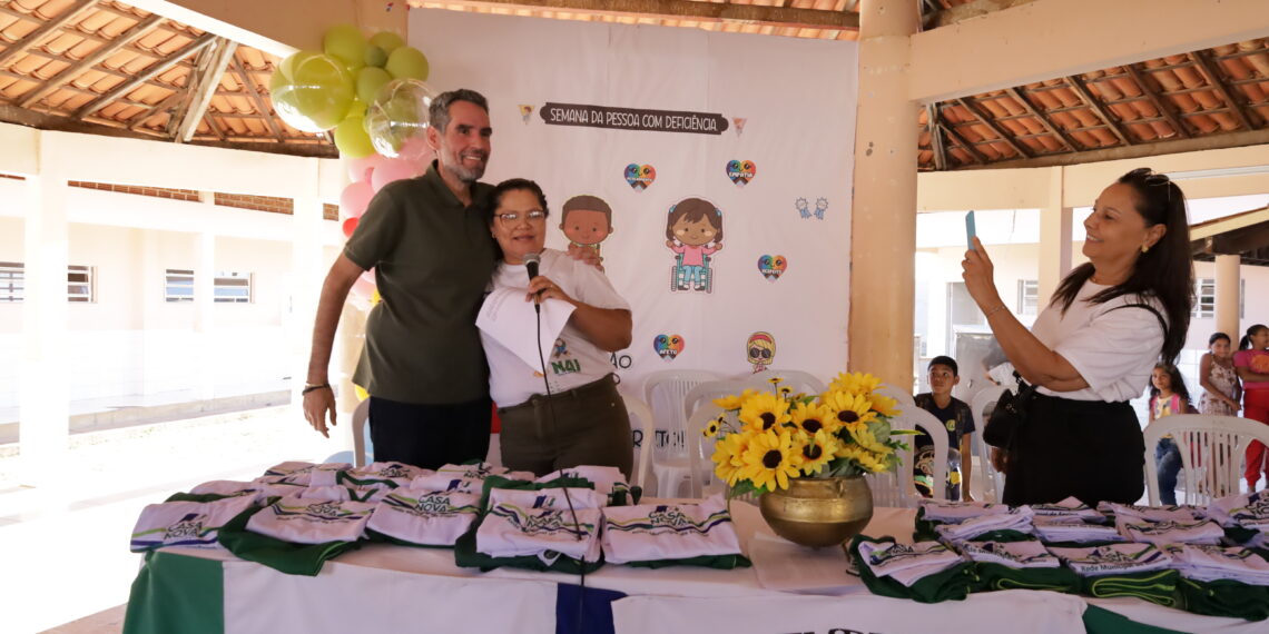 Gestão Anisio Viana distribui mais de mil kits de uniforme escolar