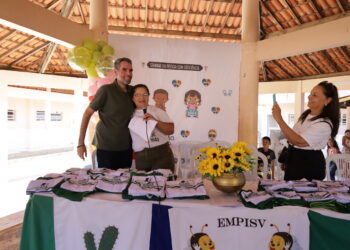 Gestão Anisio Viana distribui mais de mil kits de uniforme escolar