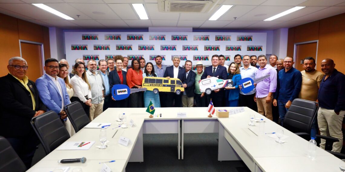 Estado entrega veículos de saúde e ônibus escolar a Iramaia