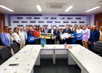 Estado entrega veículos de saúde e ônibus escolar a Iramaia