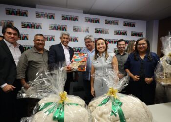 Governador entrega ônibus escolar e veículos em Ribeira do Amparo